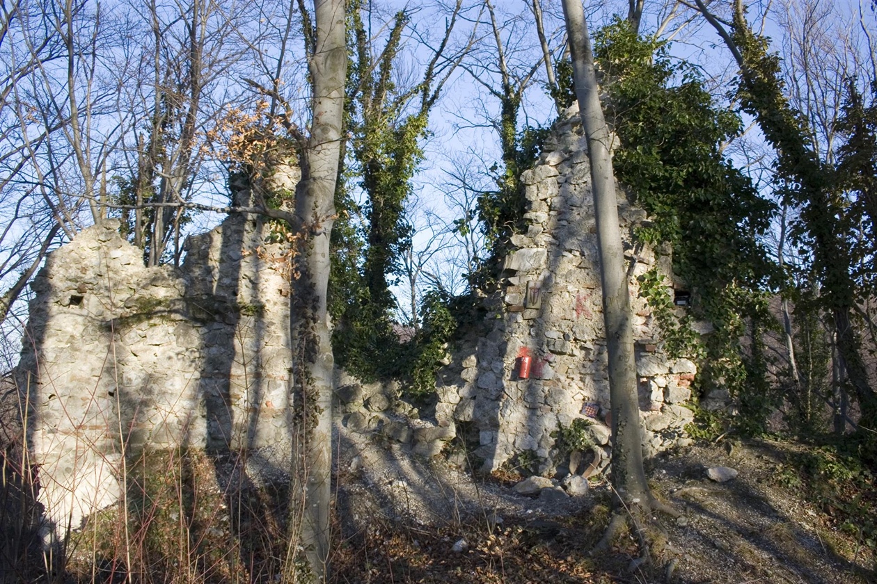 Pusta Bela - medieval fortress